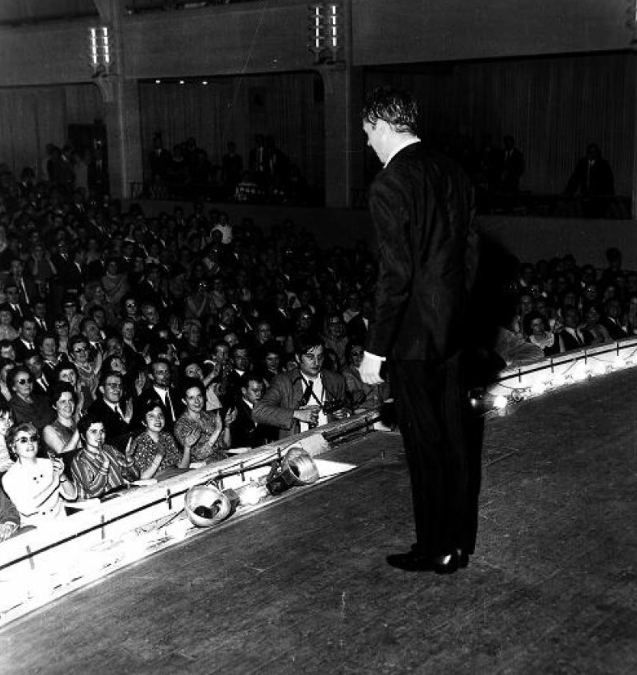 Observer les signaux d’un burnout à venir. Pourquoi l’arrêt du tour de chant par Jacques Brel était prévisible.